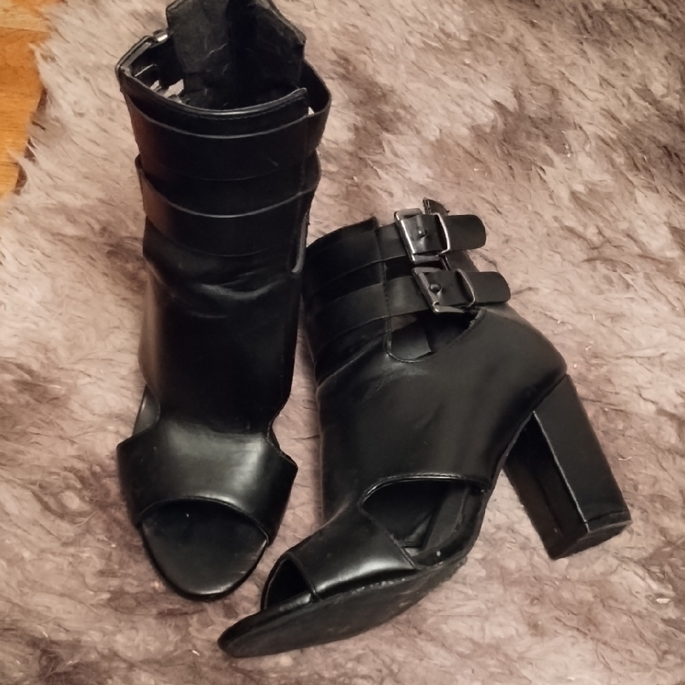 Black Heeled Boots with Chunky High Heel and Buckle Straps